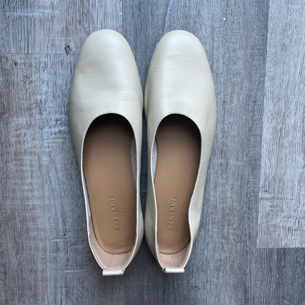 Size 10.5 Everlane day glove flat in bone. Beautiful! Barely worn- like new.